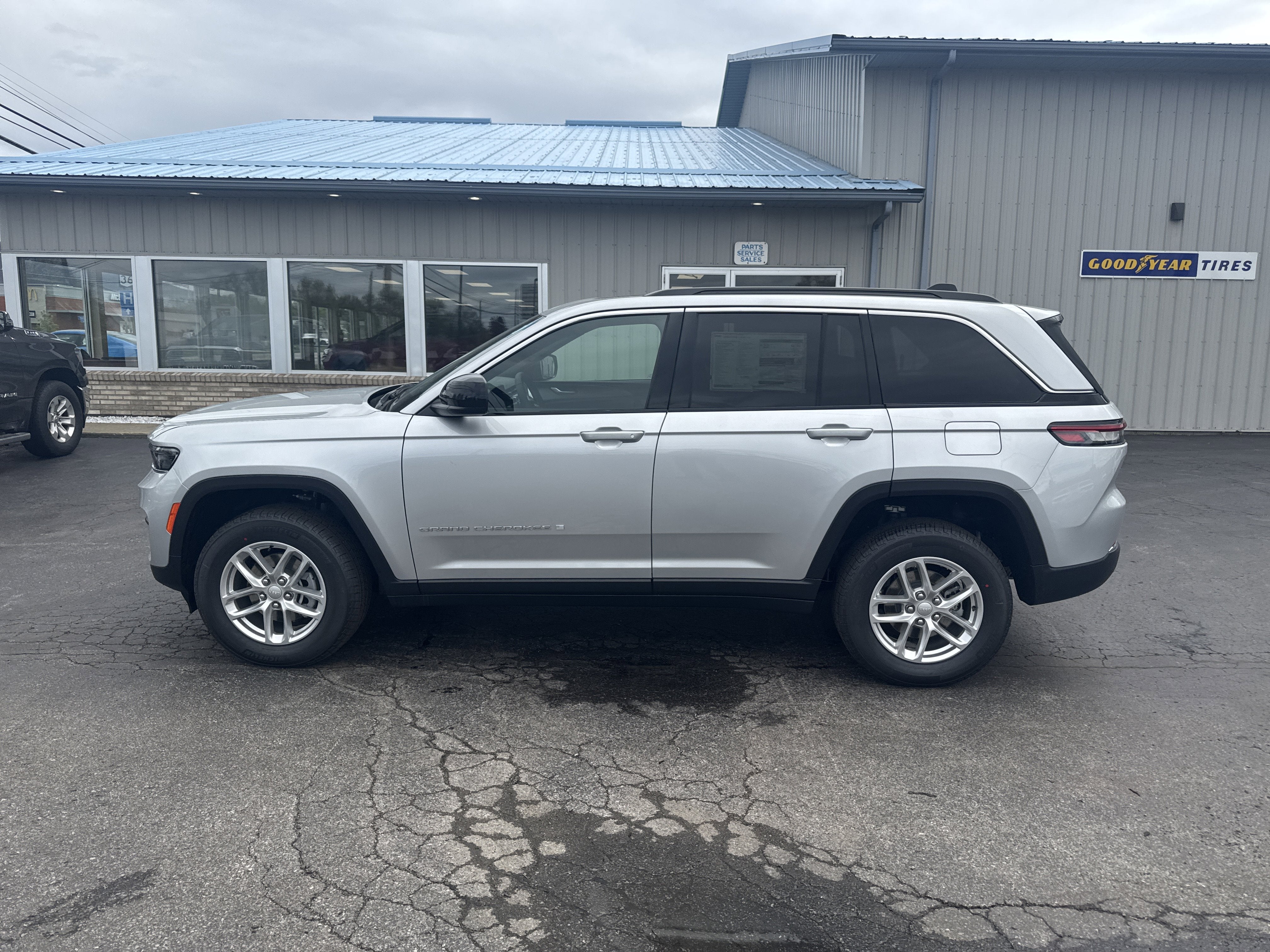 2026 Jeep Grand Cherokee GRAND CHEROKEE LAREDO X 4X4
