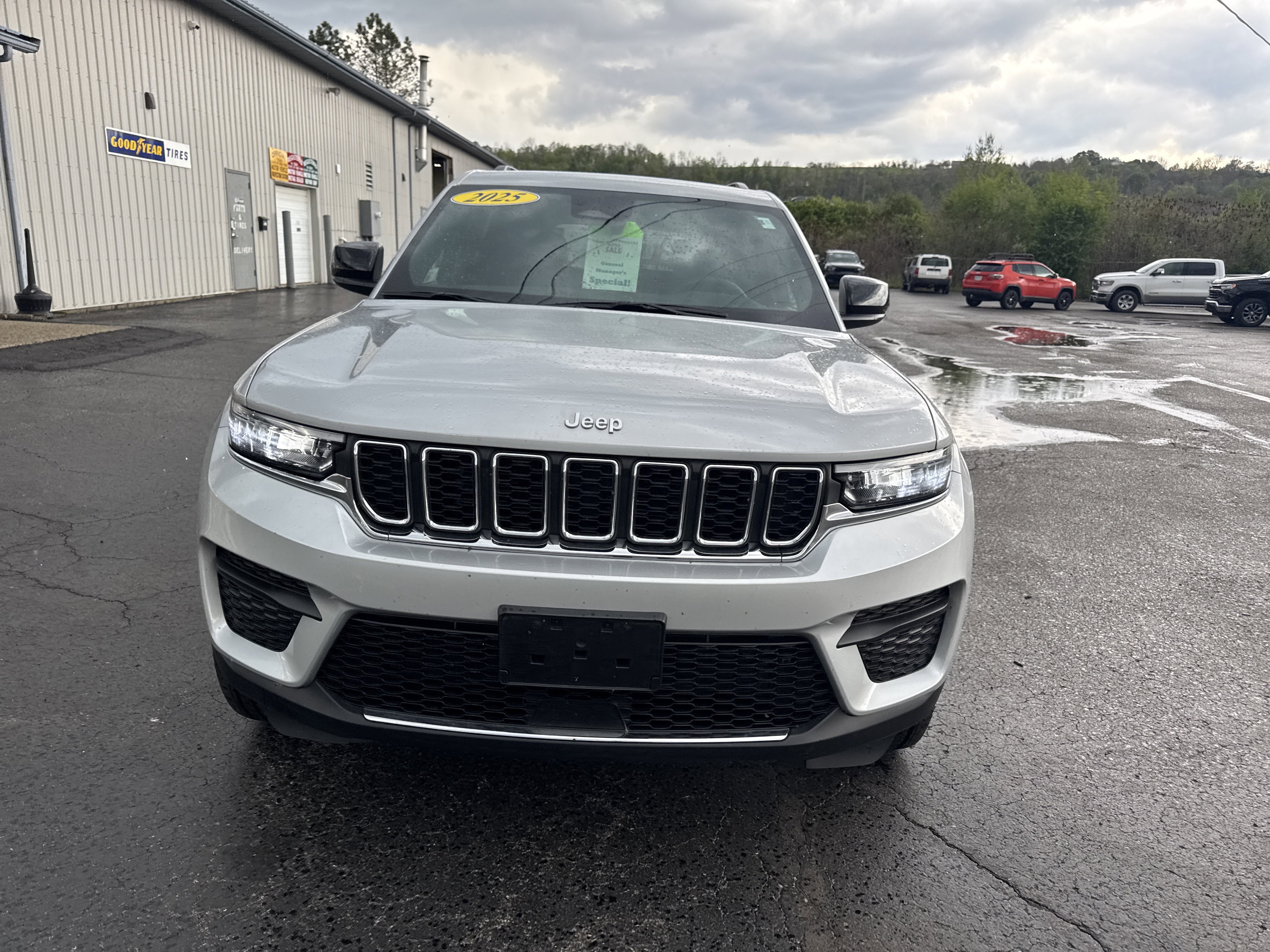 2025 Jeep Grand Cherokee Laredo 4x4