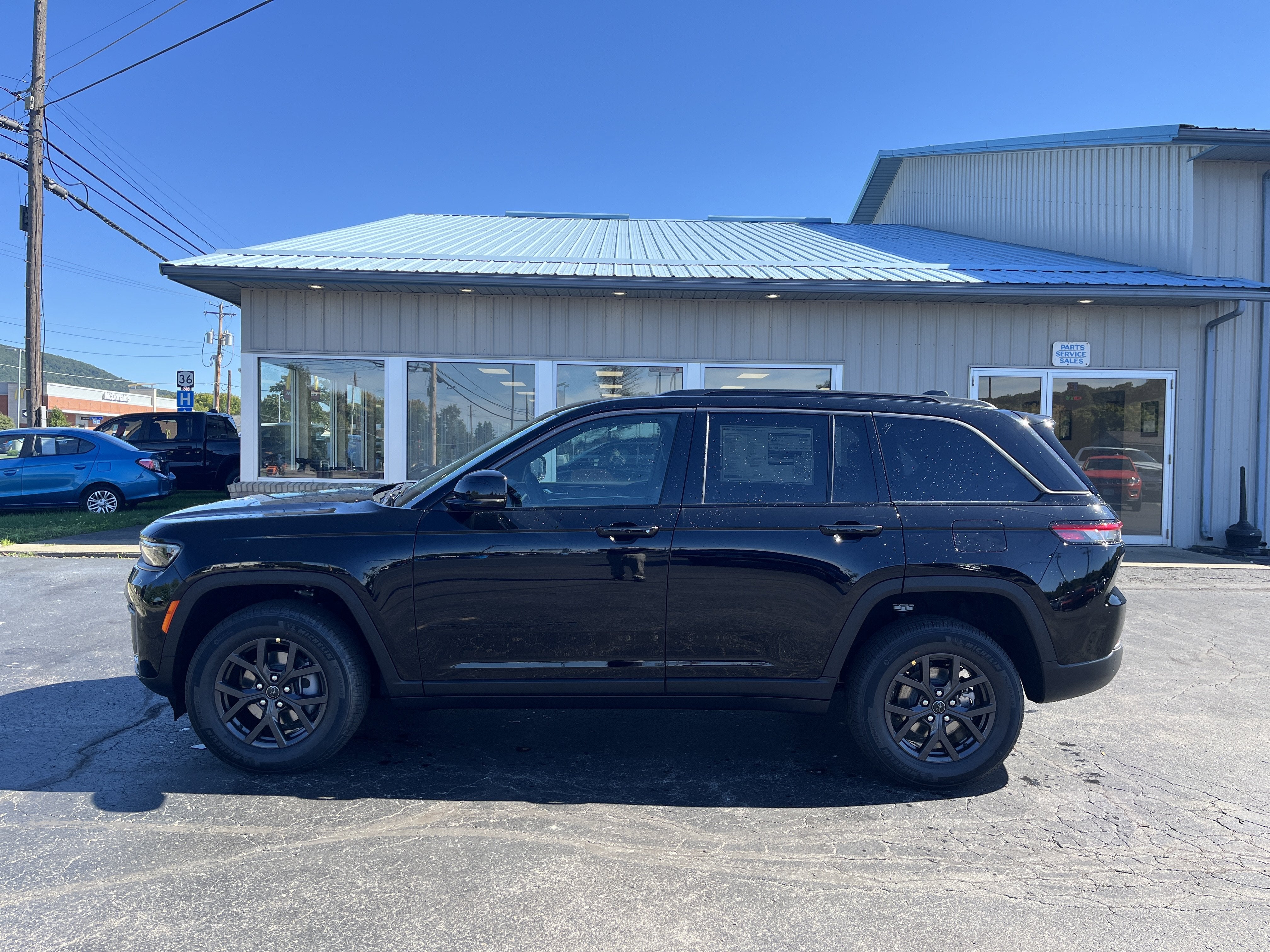 2027 Jeep Grand Cherokee Laredo Altitude
