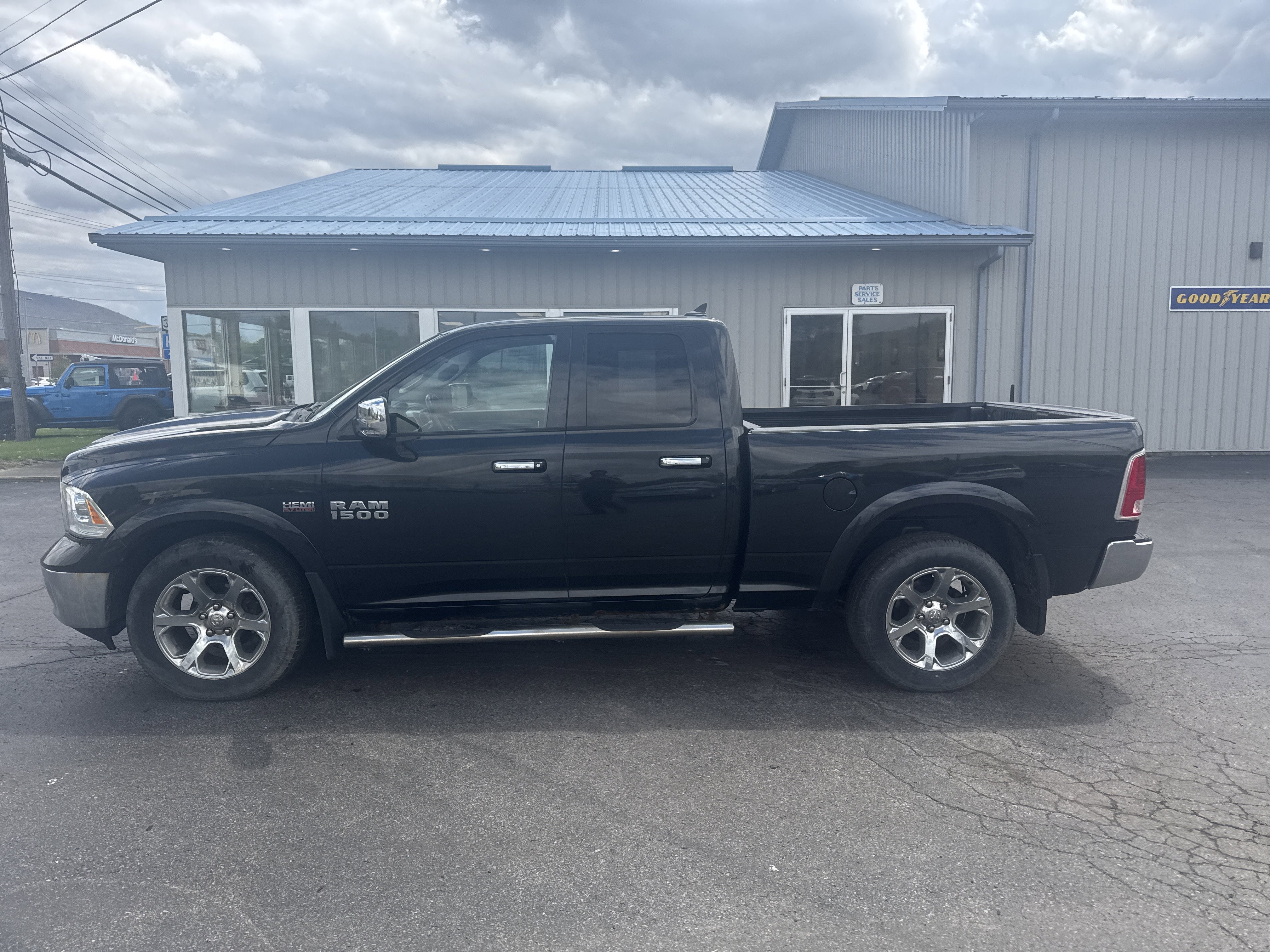 2017 RAM 1500 Laramie Quad Cab 4x4 6'4' Box