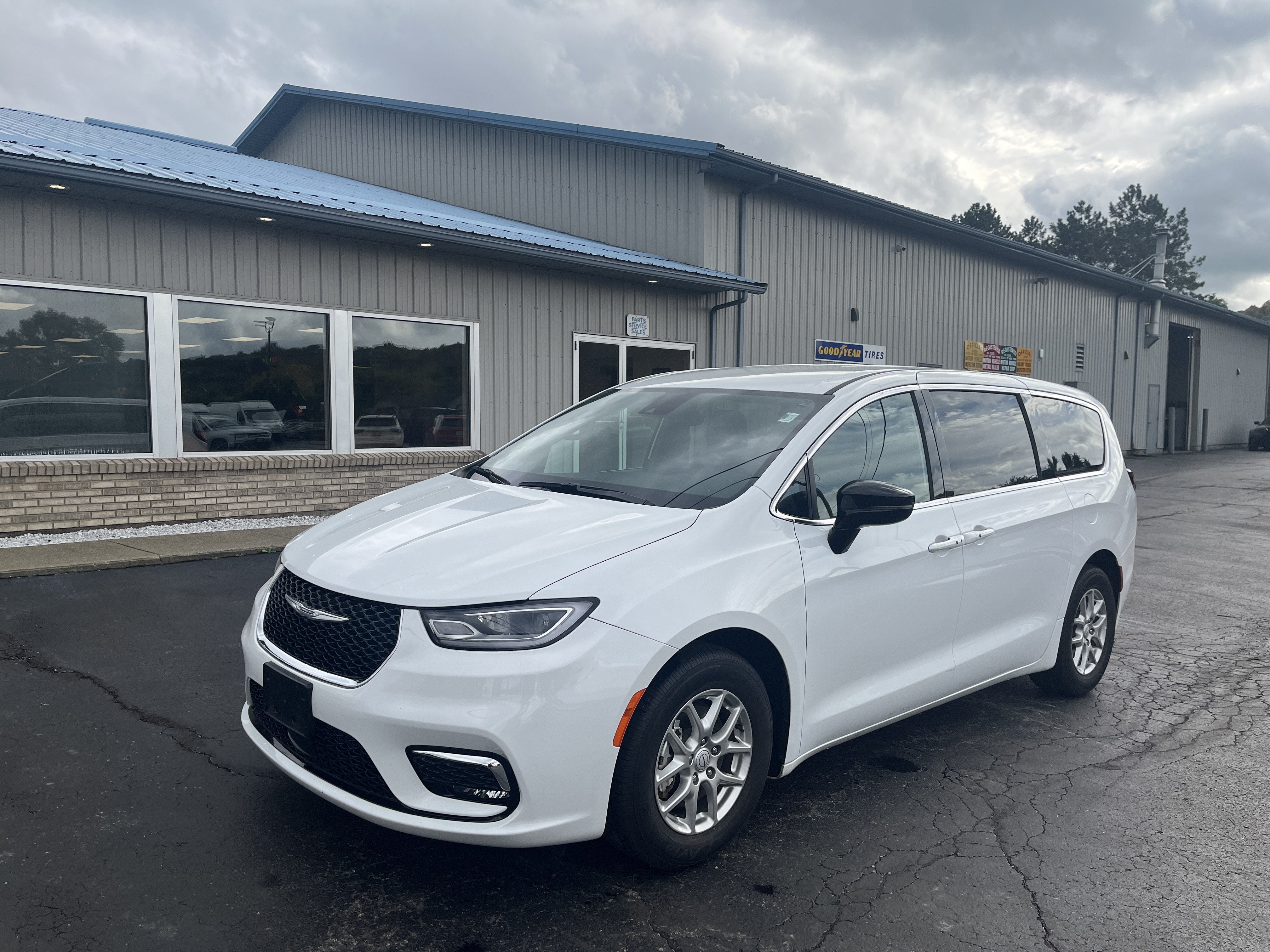 2026 Chrysler Pacifica Select
