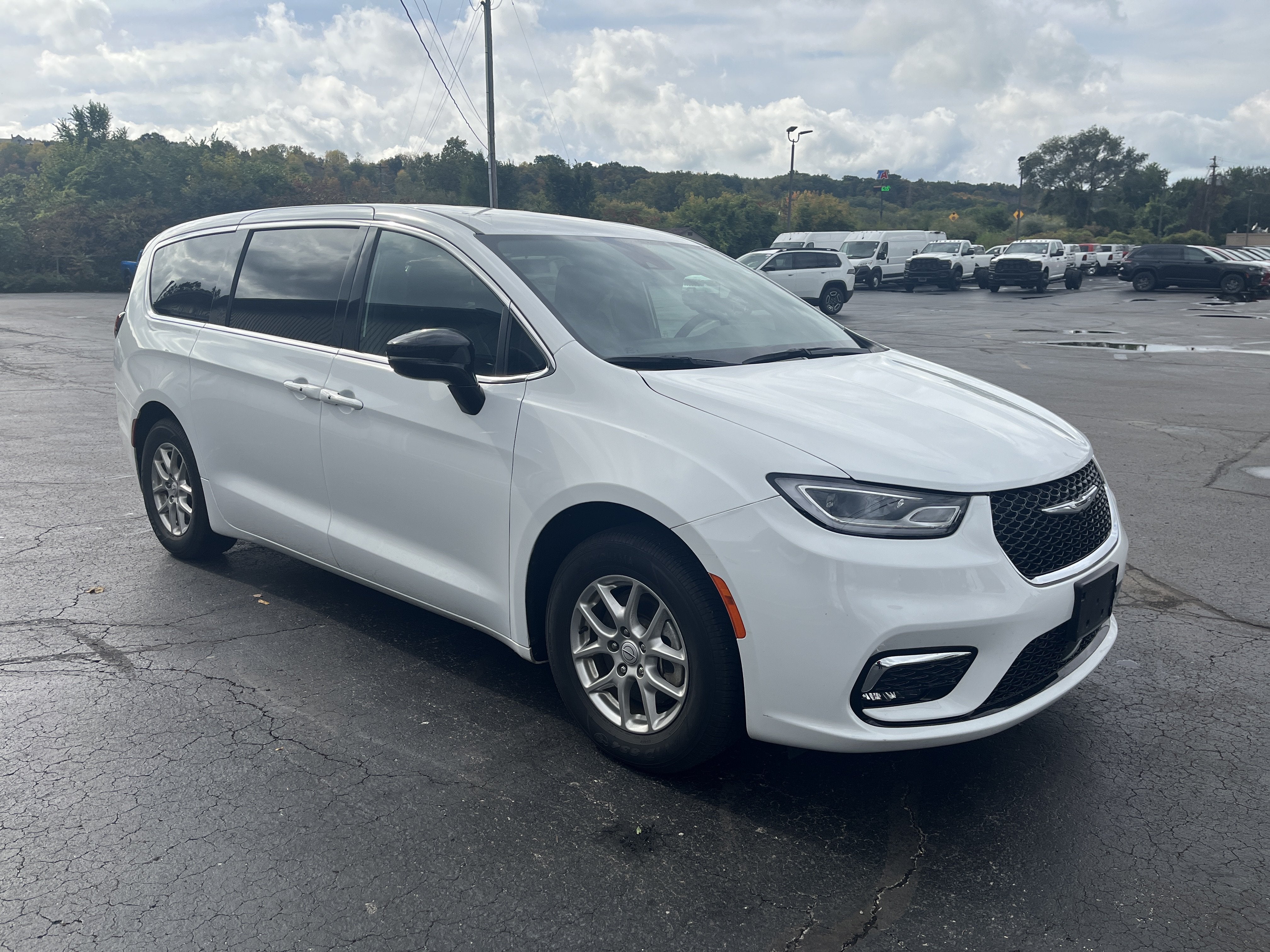 2026 Chrysler Pacifica Select