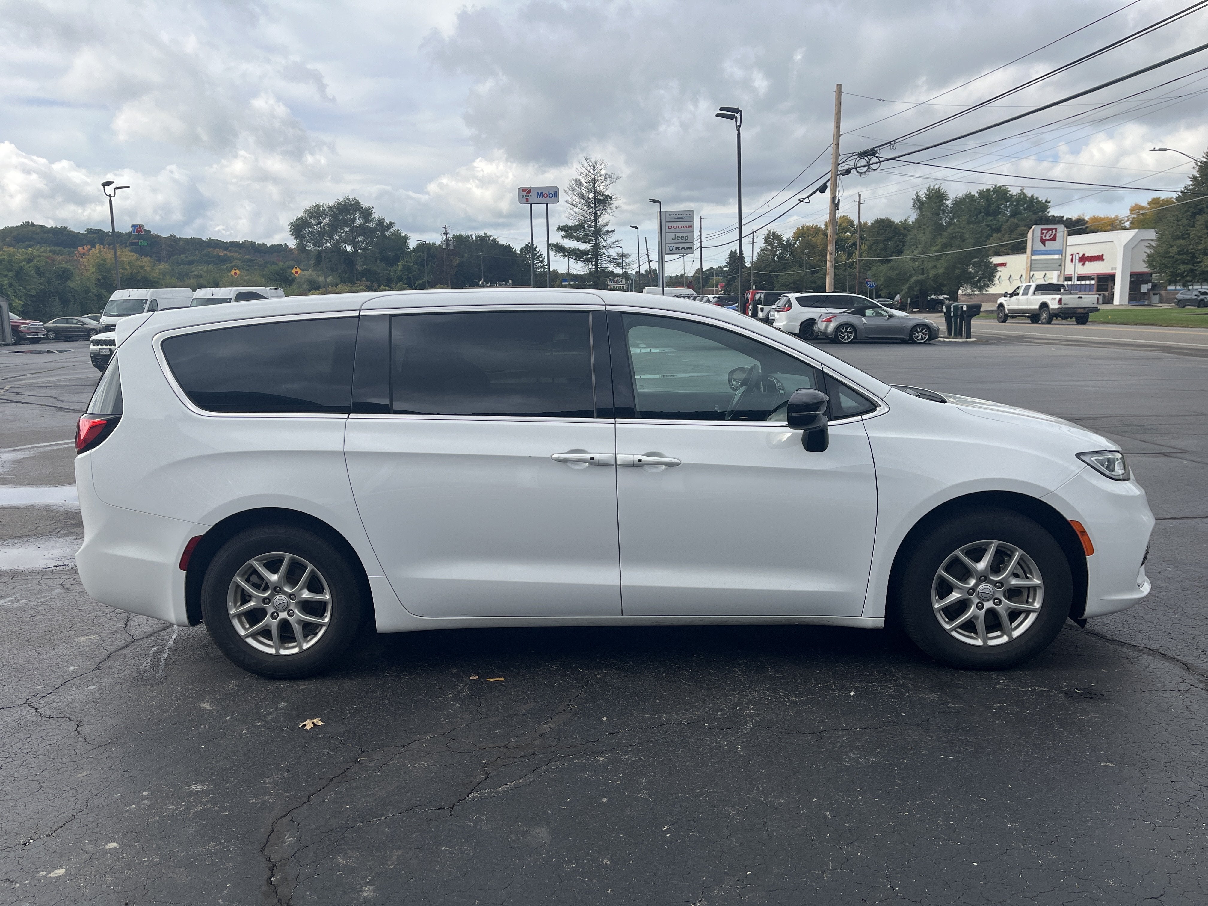 2026 Chrysler Pacifica Select