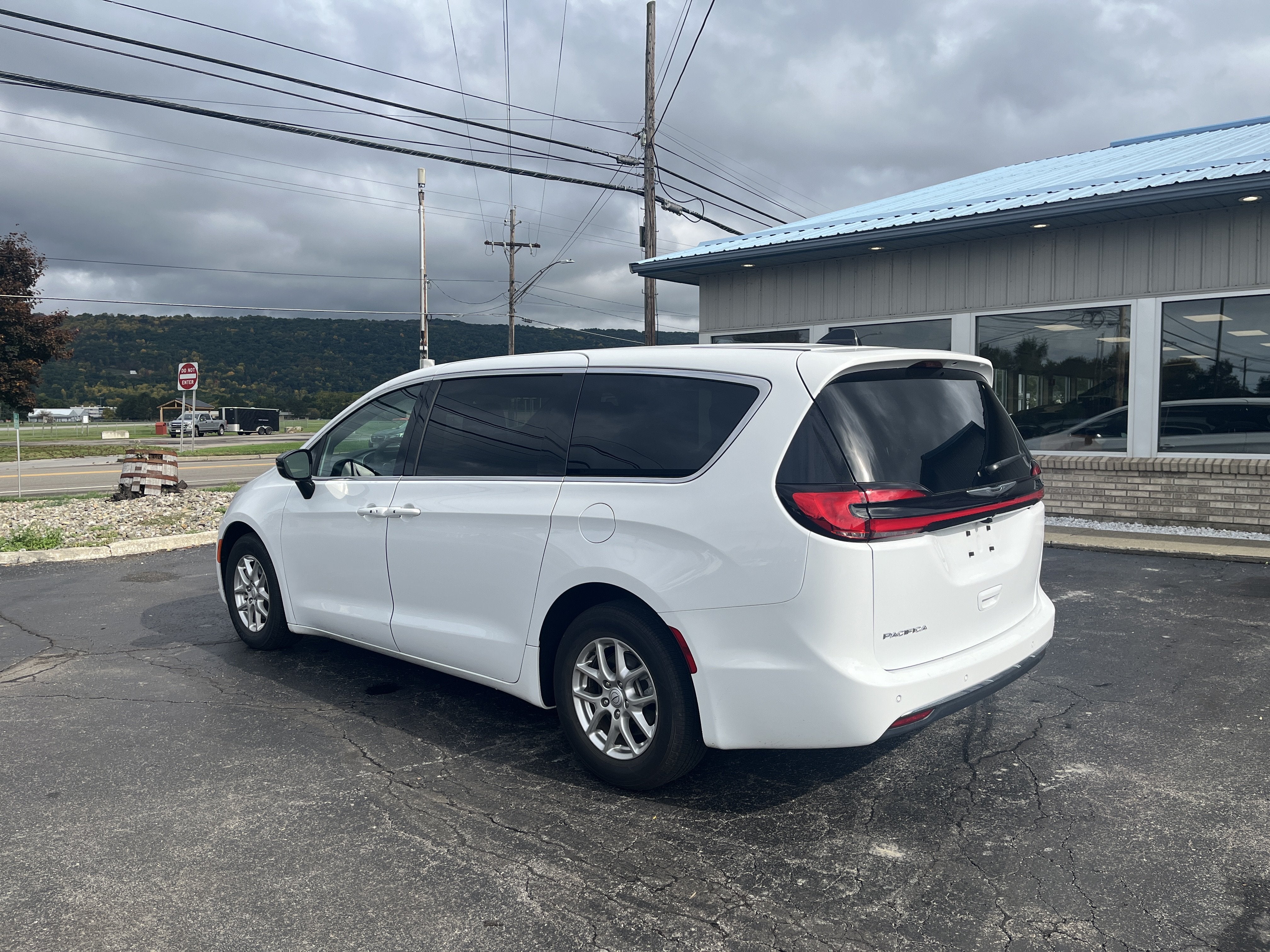 2026 Chrysler Pacifica Select