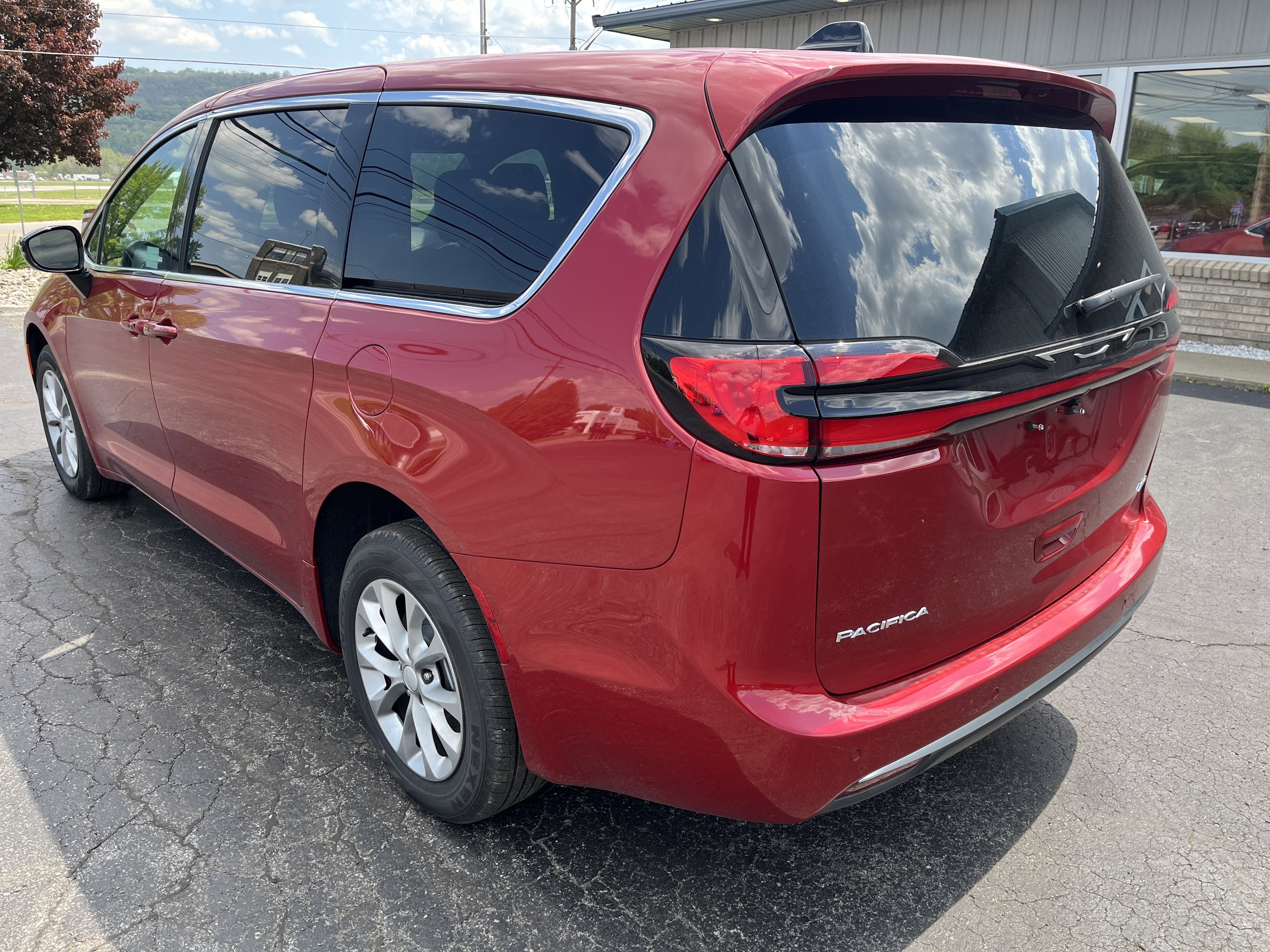 2027 Chrysler Pacifica PACIFICA SELECT AWD